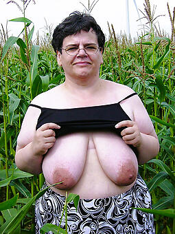 uncover lady outdoor stripping