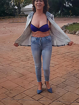 hot mom in jeans does nude shoots