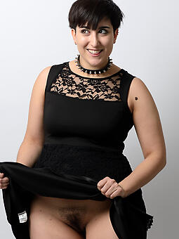 nude brunette mom showing her tits