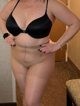 incompetent hot moms in pantyhose