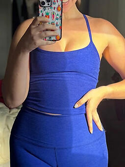 horny lady cameltoe does nude shoots